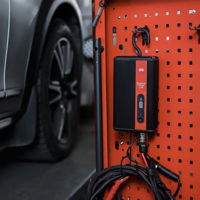 DEFA WorkshopCharger 2.0 35A Fleksibel, krokfeste, veggfeste 