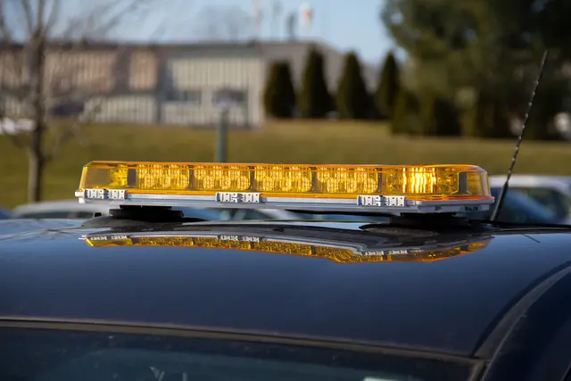 Whelen® Mini Century 23" 12V 58cm. 8 Gule moduler. Med magnet fot 